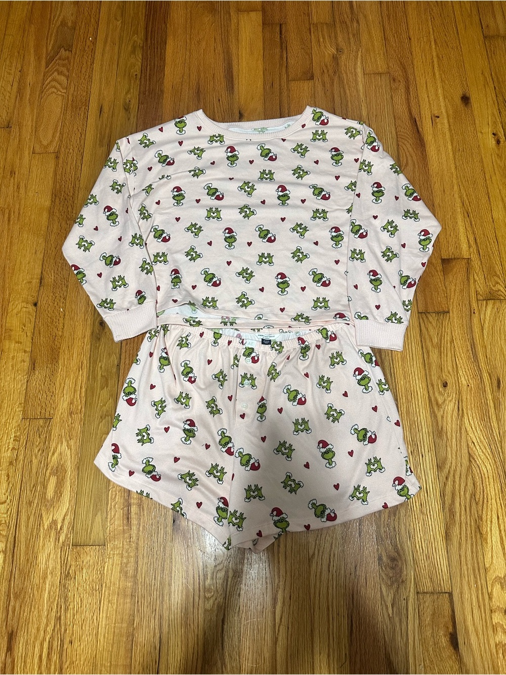 American Eagle Outfitters Light Pink grinch Print Pajama Set size medium